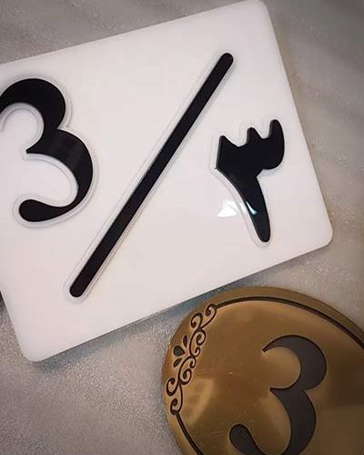 برش و حکاکی با لیزر 30 برش تابلو و لوگو برچسبی