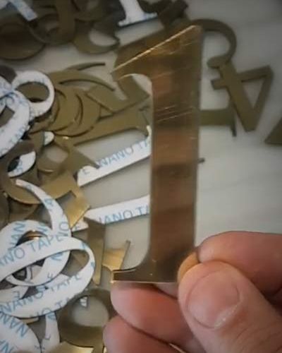 برش و حکاکی با لیزر 26 برش تابلو و لوگو برچسبی