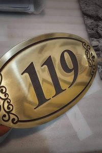 برش تابلو و لوگو برچسبی