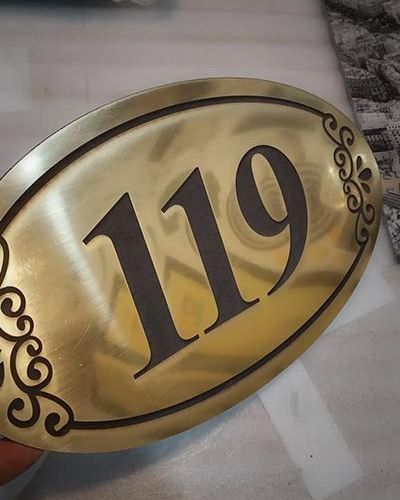 برش و حکاکی با لیزر 17 برش تابلو و لوگو برچسبی